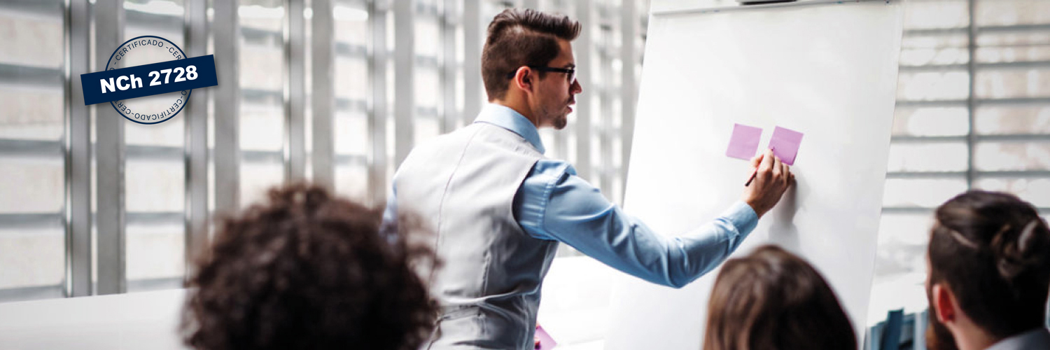 Instructor desarrollando una capacitación para un equipo